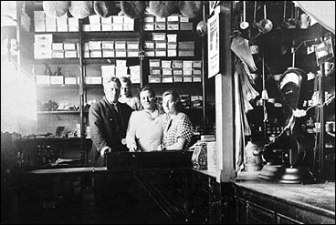 Landhandelen til Augusta (f. Nordb) og Hans Nesse i lgrd fr 1920. F.v.: Augusta Nesse, og Marianne Edland og Lars Edland. (Foto  Fylkesarkivet)
