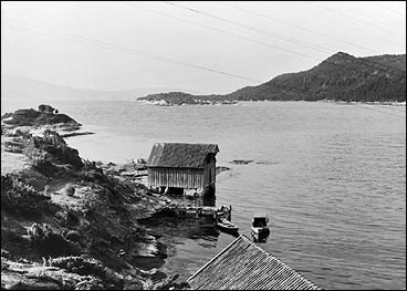 Naust og kai i Rysjedalsvika i 1960 - seks r fr ferjeleiet vart opna. (Foto  Fylkesarkivet)