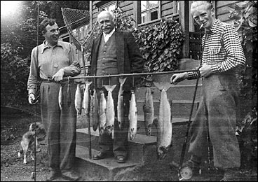 Engelske turistar med dagens fangst p 11 fiskar utanfor Wolff pensjonat i 1938. I bakgrunnen str pensjonatstyrar Knut Wolff. (Foto  Fylkesarkivet)