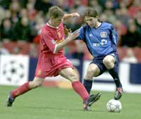 Michael Owen kjemper med Leverkusens Diego Placente om ballen i første omgang (foto: Phil Noble-pa/ap/scanpix) Michael Owen kjemper med Leverkusens Diego Placente om ballen i første omgang (foto: Phil Noble-pa/ap/scanpix)