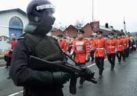Væpnet politi beskytter en protestantisk parade i Ardoyne-området i Belfast 1.april (Foto Paul Faith, AP/Scanpix)