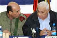 Statsminister Ariel Sharon med sin nye forsvarsminister Shaul Mofaz(t.v.) (Arkivfoto)