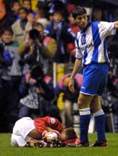 David Beckham skadet seg da Manchester United møtte Deportivo la Coruna i kvartfinalen i mesterligaen i april.