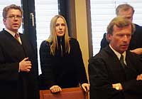 Forsvarer Johnny Veum og Kristin Kirkemo Haukeland, forsvarer Frode Sulland, Tor Kjærvik (bak) venter på domsavsigelsen. (Foto: Scanpix) 