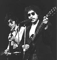 Robbie Robertson og Bob Dylan sammen på scenen i 1972.
