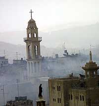 Rundt 200 palestinere har vært beleiret i Fødselskirken i Betlehem. (Foto: Scanpix/AP)