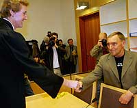 Harald Hjort (t.v.) hilser på Storvand før retten ble satt under sist runde i rettsalen. Foto: Scanpix/Terje Bendiksby. 
