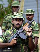 Tamilske soldater bevokter pressekonferansen. ( Foto: Gemunu Amarasinghe, AP/Scanpix)
