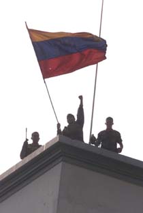 Hæren i Venezuela har flere ganger vist Chavez at de støtter ham. Her fra en markering i april i år.