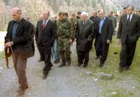 Georgias president Eduard Sjevardnadse på vei til å undertegne en avtale om tilbaketrekking av russiske FN-styrker fredag. (Foto: ITAR-TASS/AP)