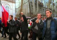 Demonstrerende studenter i Tbilisi krever at de russiske styrkene trekkes ut. (Foto: EPA/Gruzinform).