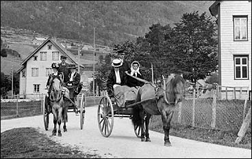 Honndler p kjerretur i Stryn i 1910 eller 1911. (Foto  Fylkesarkivet)