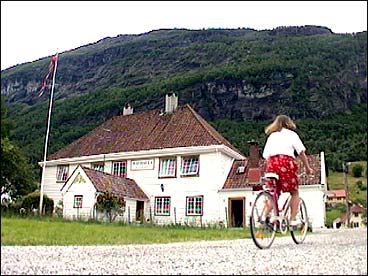 Valhalla hotell ligg p handelsstaden Tonning ved munningen av Stryneelva. (Foto: Stein Magne Os, NRK)