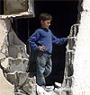 En palestinsk gutt i ruiner i flyktningleiren i Jenin. En palestinsk gutt i ruiner i flyktningleiren i Jenin.