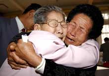 Etter et helt liv i hver sin verden, var følelsene sterke da koreanere fra nord og sør ble gjenforent i dag (Foto: Korea pool/AP).