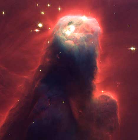Stjernefabrikken i stjernebildet Enhjørningen er 2200 lysår unna. De nyfødte ses øverst i kjeglen. Tåken er 2,5 lysår bred på toppen og 7 lysår lang.