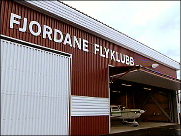 Fjordane Flyklubb bygde ny hangar p Bringeland etter at den gamle braut saman p grunn av store snmengder p taket i 2000. (Foto: NRK)