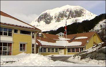 Nye Bygstad skule p opningsdagen i mars 2000. (Foto: Ragnvald Sgnesand, NRK)