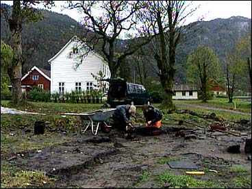 Universitetet i Bergen driv stadig utgravingar p Osen gard. (Foto: Heidi Lise Bakke, NRK)
