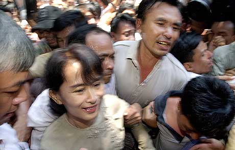 POPULÆR: Aung San Suu Kyi utenfor sitt hovedkvarter i mai.