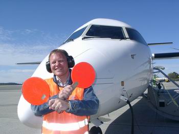 Finn Børge vinker den splitter nye Q-400 widerøe... Finn Børge vinker den splitter nye Q-400 widerøe...