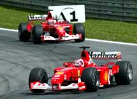 Ferrari-førerne Michal Schumacher og Rubens Barrichello i tet som så ofte før denne sesongen.