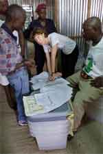 Susan Palmer fra Washington DC instruerer valgmedarbeiderne for at valget i Sierra Leone skal gå riktig for seg. Foto: Scanpix/Ap