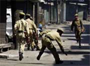 Bevæpnede indisk politi patruljererer i gatene i Jammu i indiske Kashmir. Foto: Scanpix/Ap 