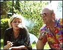 Anne-Kat. og Geir røyker i solen og funderer over livets farer