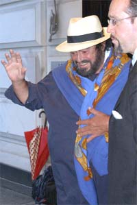 Luciano Pavarotti drar fra sitt hjem i New York. Han skuffet mange fans da han bestemte seg for å avlyse siste forestilling på Metropolitan-operaen (foto: AP Photo / Beth A. Keiser).