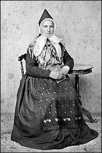 Olina Hestad (1842-1889) fr Gaular tente som amme i Bergen i 10 r hj fru Selmer. (Foto  Fylkesarkivet)