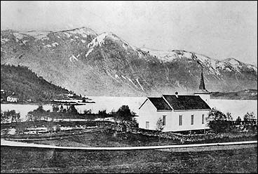 Viksdalen og kyrkja i 1907. (Foto  Fylkesarkivet)