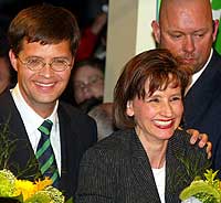 Kristeligdemokratenes leder Jan Peter Balkenende og hans kone Bianca Hoogendijk kan smile etter at valgresultatet i Nederland ble klart. (Foto: Scanpix/AP)