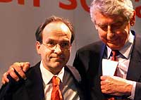 Avtroppende statsminister Wim Kok gir et trøstende skulderklapp til partifellen Ad Melkert etter at Arbeiderpartiet ble nesten halvert ved valget onsdag. (Foto: AP/Scanpix/