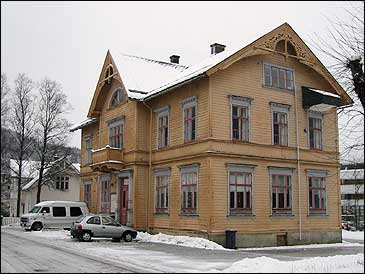 Gamlebanken i Frde - Frde Sparebank - bygt i 1902. (Foto: A. Nyb, NRK)