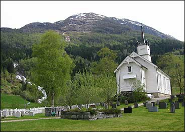 Holsen kyrkje vart bygd i 1861. (Foto: Arild Nyb, NRK)