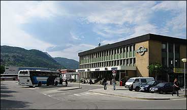 Rutebilstasjonen i Frde. Venterom og hovudkontoret til billaget i bygget til hgre. Bak til venstre ligg bussgarasjane. (Foto: Arild Nyb, NRK)