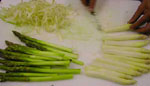 Asparges kan renses med potetskreller. Kutt litt av aspargesen nederst. 