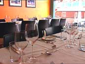 Rundt bordene i restauranten satt 100 gjester.
