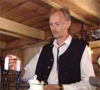 John Wanvik tente lys i stabburet og serverte brudeparet sveler.