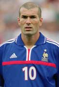 Zinedine Zidane ønsker å revansjere sommerens dårlige VM med å vinne EM i 2004, før han gir seg.