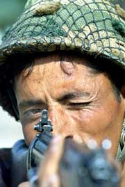 En indisk soldat sikter med geværet mot den indisk-pakistanske grensen. (Foto: Scanpix/Reuters/Arko Datta) En indisk soldat sikter med geværet mot den indisk-pakistanske grensen. (Foto: Scanpix/Reuters/Arko Datta)