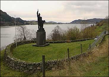 Statuen av Ingolfr Arnason vart reist i Holmedal i 1961. (Foto: Heidi Lise Bakke, NRK)