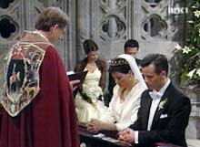 Biskop Wagle velsigner brudeparet. (Foto: NRK)