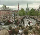 45 000 var møtt fram for å hylle brudeparet.