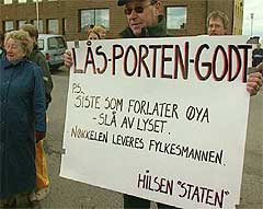 Fra aksjonen "Lås porten" i Vardø 23. mai 2002.