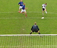 Harald M. Brattbakk pleier å score på slike sjanser Harald M. Brattbakk pleier å score på slike sjanser