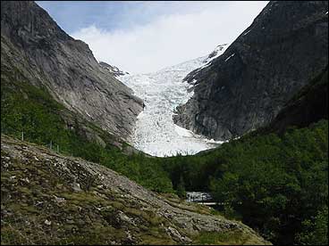 Briksdalsbreen har p ny rykt framover med fleire hundre meter p f r, slik som i den vesle istida. I 2002 dekkjer breen heile Briksdalsvatnet. (Foto: Arild Nyb, NRK)