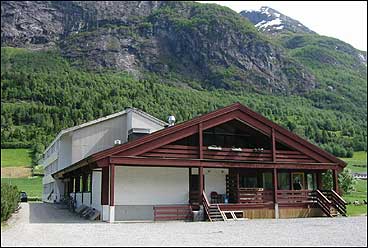 Yris hotell i Olden vert i 2002 nytta som asylmottak. (Foto: Arild Nybø, NRK)