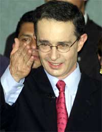 Høyrekandidaten Alvaro Uribe feirer seieren overover Horacio Serpia fra Det Liberale parti. Uribe fikk 53 prosent av stemmene. (Foto: Jose Miguel Gomez, Reuters) 